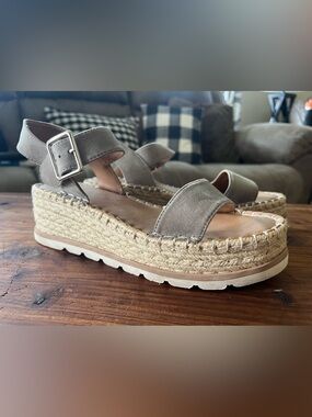 UNIVERSAL THREAD platform sandal